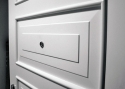 ADLO - Bezpečnostné dvere ARDEN, atypický kazetový tvar, povrch biely, detail