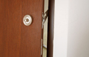 ADLO - Bezpečnostné dvere ADUO, Drevodekor zárubňa, bezpečnostná páka s kovaním Lara Nikel Satén