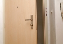 ADLO - Bezpečnostné dvere ADUO, design hladké, povrch dverí Javor, bezpečnostná vložka Kaba Gombík