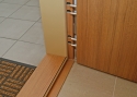 ADLO - Bezpečnostné dvere ADUO, zladenie povrchu dverí, prahu, lišty a zárubne na pántovej strane