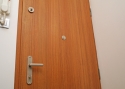 ADLO - Bezpečnostné dvere ADUO, farebné zladenie bezpečnostného kovania, páky, priezorníka a pántov