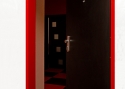 ADLO - Bezpečnostné dvere TEDUO, design hladké, povrch dverí Čierny, povrch zárubne Červená RAL3020