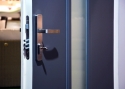 ADLO - Bezpečnostné dvere JUSTO, presklené P107, dvojfarebné prevedenie dverí