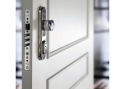 ADLO - Bezpečnostné dvere TEDUO, design Lištové, povrch biely 113, Kovanie oblé Chróm Nerez lesklý